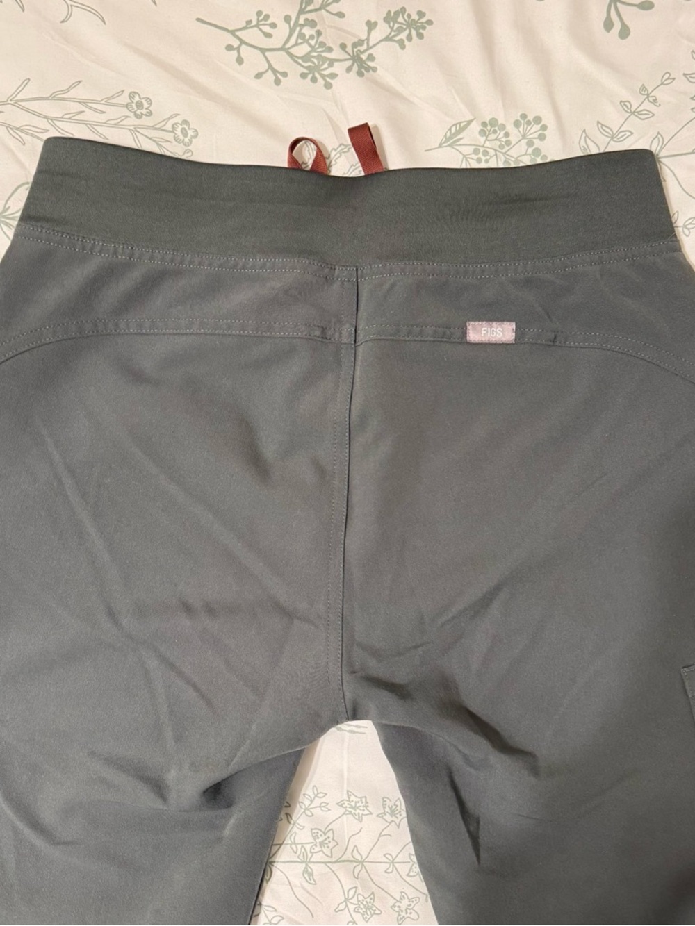 Figs Women’s Kade Cargo Scrub Pant in Moss Green XS-TALL - Picture 4 of 6